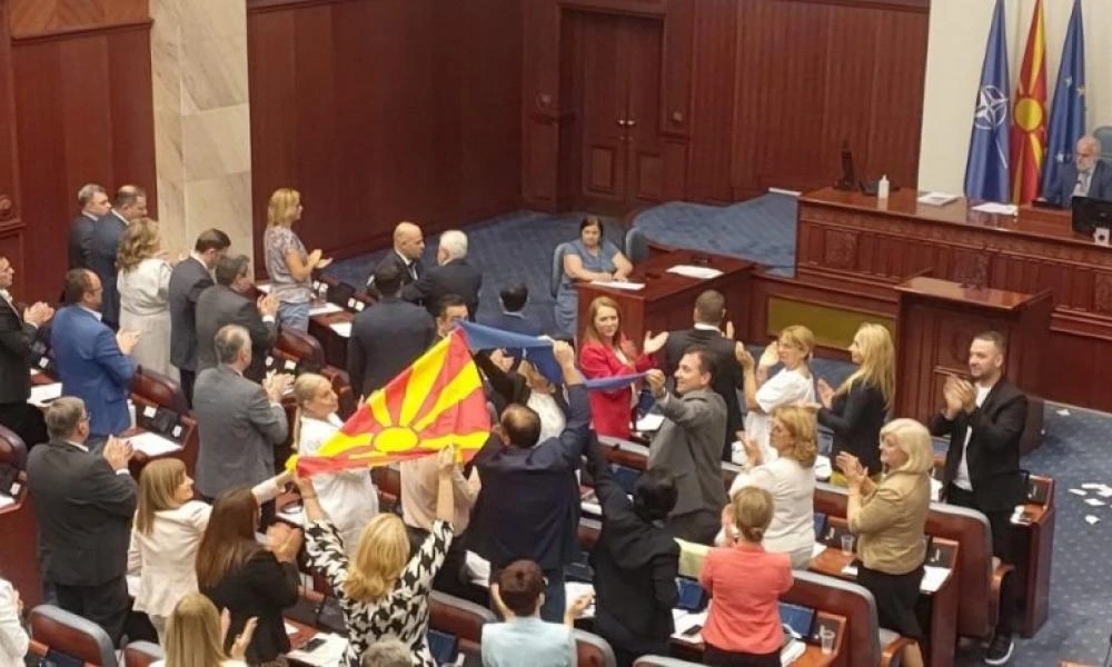 Σκόπια: Η Βουλή ενέκρινε την πρόταση της ΕΕ για συμβιβασμό με τη Βουλγαρία